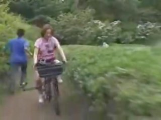 Japonsko dama masturbiral medtem jahanje a specially modified seks film bike!
