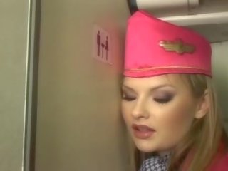 Pekný blondýna letuška satie phallus onboard