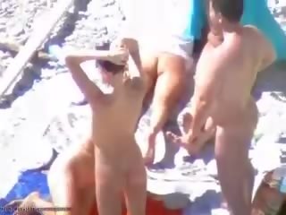 Tắm nắng bãi biển sluts có một số thiếu niên nhóm bẩn quay phim vui vẻ