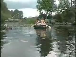 三 大 女孩 裸体 女孩 在 该 丛林 上 船 为 刺 打猎