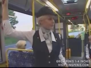 Krūtainas stjuarte publisks handjob uz the autobuss