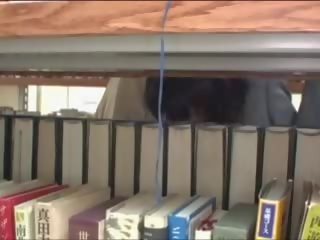 شاب عسل متلمس في مكتبة