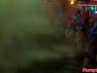 Adolescente aficionados fiesta salvaje en bewitching club nocturno