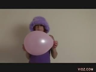 Menarik wanita jalang menggosok kucing terhadap balon