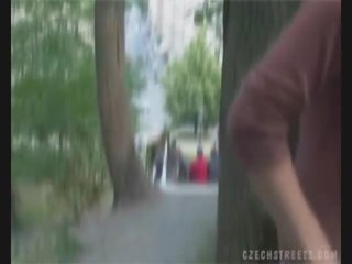 Чешка adolescent смокче phallus на в вулиця для гроші