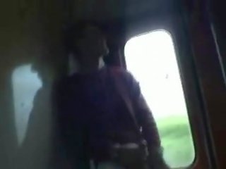 Adolescent sucer son bloke sur une train