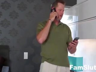 Võluv teismeline fucks step-dad kuni saama telefon tagasi | famslut.com