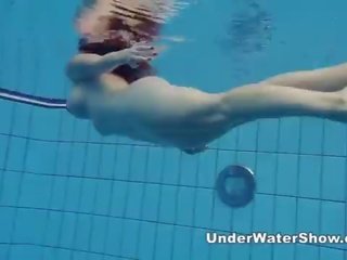 Vörös hajú aprósütemény úszás meztelen -ban a medence