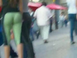 Kanak-kanak perempuan dengan elit pantat/ punggung berjalan pada jalan