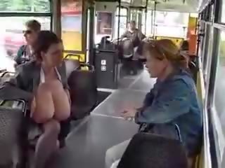 Reusachtig groot tieten minnaar het melken in de publiek tram