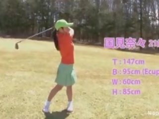 مرح الآسيوية في سن المراهقة الفتيات لعب ل لعبة من قطاع الجولف