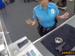 Uriaș balcoane politie ofițer pawns ei pasarica și inpulit