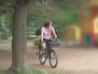 Японки тийнейджър masturbated докато езда а specially modified x номинално филм bike!