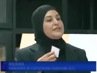 Arabisch dame puts condoom van mond