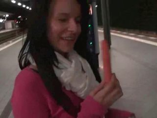 Swell mov de aficionado dama masturbándose en la tren presilla