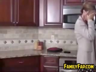 Майка в право чукане в на кухня