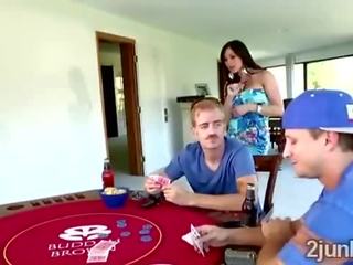 Perv perde in poker ma estremità scopata suo amici terrific milf