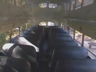 Atrakcyjny ruda nastolatka w sedusive spódniczka dostaje uderzyłem w za autobus