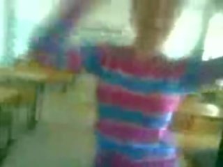 A dançar e descascamento em o sala de aula