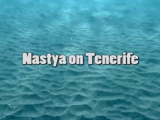 Séduisant nastya nage nu en la mer