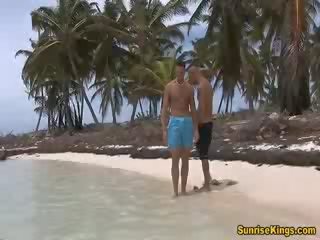 Zwei juveniles fickt blondie rauh auf die strand