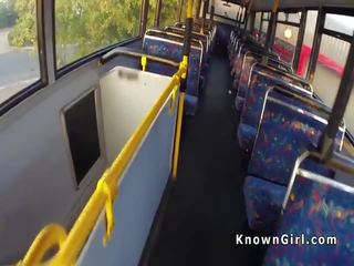 Szőrös brit amatőr frufru -ban nyilvános busz