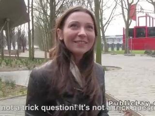 Belga hottie succhia putz in pubblico