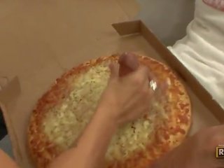 Crista mangia un enorme carnoso pizza