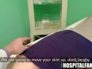 Lapės brunetė pacientas gauna massaged iki jos medicininis vyras