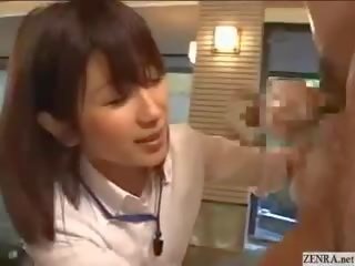 Verlegen japans werknemer geeft uit handjobs bij sensational spring