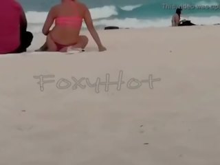 Mostrando el culo en tanga por la playa y calentando yang hombres&comma; solo dos se animaron yang tocarme&comma; menunjukkan completo en xvideos merah