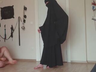 Moslim jong dame canes vet slaaf