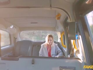 Falešný taxi blondýnka v červený spodní prádlo má a divoký jízda na a velký dlouho bodnutí