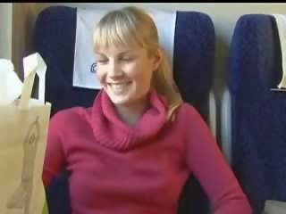 Amatore bjonde marrjenëgojë në treni video
