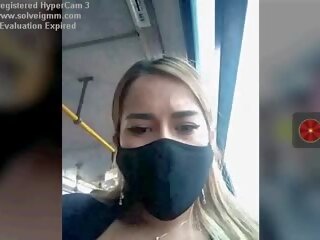 Jovem fêmea em um autocarro filmagens dela tetas risky, grátis porcas filme 76