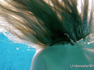 Fabulous burbuja trasero adolescente simonna bajo el agua