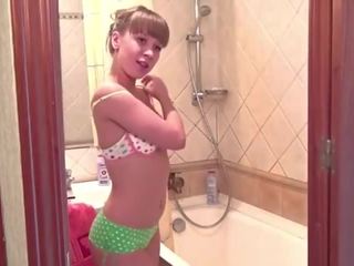 Muda carrie menunjukkan tetek dan alat kemaluan wanita di sebuah pancuran air kamar mandi kotor film video