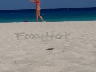 Mostrando el culo en tanga por ลา playa y calentando a hombres&comma; เดียว dos se animaron a tocarme&comma; แสดง completo en xvideos สีแดง