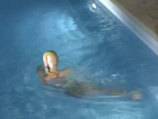 Dos mojada encased brillante pantis apasionada lesbianas jugando en piscina - nailon máscara