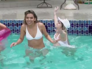 Dekleta izginil divje - lezbijke bazen zabava konci s veliko od muca prehrana