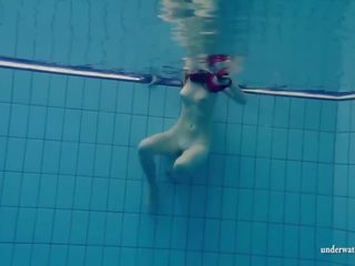 Mia vonás úszás meztelen -ban a medence