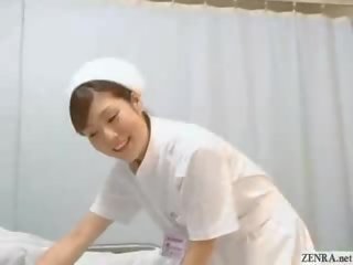 Japonské sestrička dáva caring robenie rukou na šťastný pacient