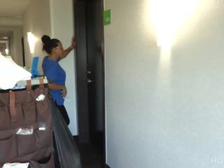 Кімната служба! empleada es seducida por huãâãâãâãâ©sped mientras limpiaba ель cuarto