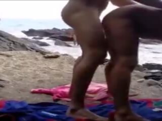 Infiel en la desnuda playa.