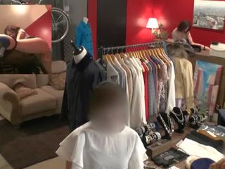 Riskant publiek vies klem in japans kleding winkel met tsubasa hachino