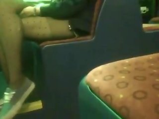 Nastolatka rajstopy na autobus