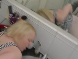 迷人 青少年 得到 性交 硬 在 她的 mums 浴室