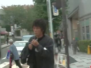 Middle-aged sucks anëtar në kamera pastaj swallows i madh kohë - më shumë në japanesemamas.com
