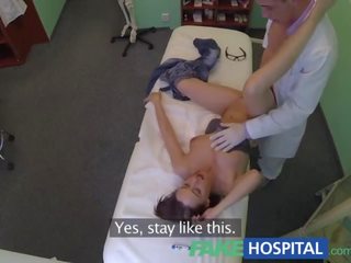 Fakehospital medico dostane míče hluboký s bisexuální pacient zatímco swain