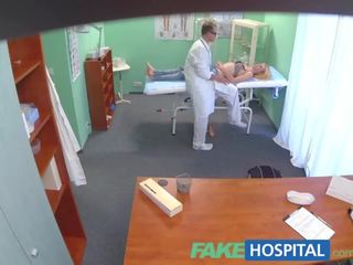 Fakehospital lekarze ustny masaż daje szczupłe blondynka jej pierwszy orgazm